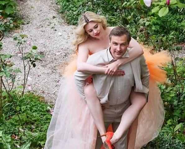 wie is de partner van cabaretier Lisa Loeb